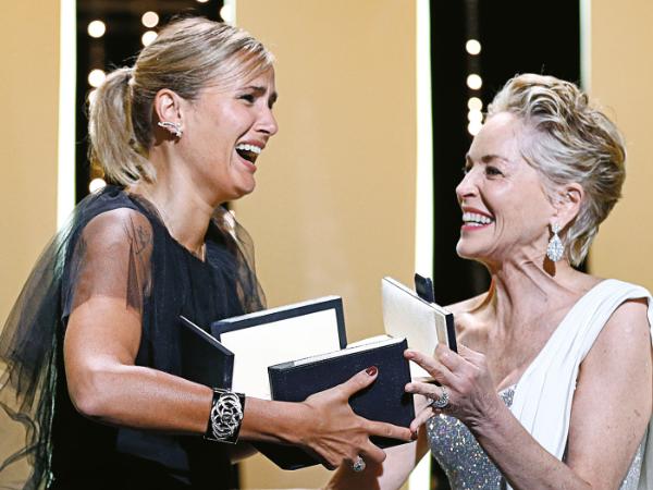 Julia Ducournau z Sharon Stone, która wręczyła jej Złotą Palmę.