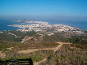 Półwysep afrykański, na końcu którego leży Ceuta tworzy Cieśninę Gibraltalską.