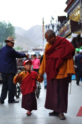Sfera sakrum i profanum. Na ulicach Lhasy to nierzadki widok.