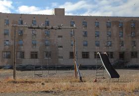 Huśtawki koło hotelu Tulipan.