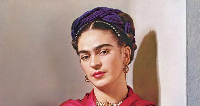 Ukochana muza – fotografie Fridy w strojach stylizowanych na ludowe zyskały już status kultowych. Ich autorem jest amerykański fotograf węgierskiego pochodzenia Nickolas Muray, z którym malarkę połączył romans.