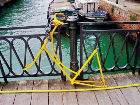 2009 r., intrygująca instalacja na jednym z wystawowych mostków.