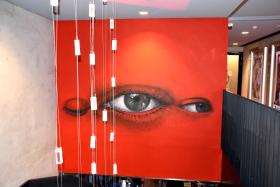 Mural w holu szkoły. Oko zamknięte: wyobraźnia, drugie patrzące w bok: obserwować świat, trzecie, patrzące na widza: oglądanie filmu.