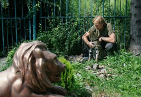 Waldemar Kocoń hoduje dzikie koty i od czasu do czasu koncertuje.