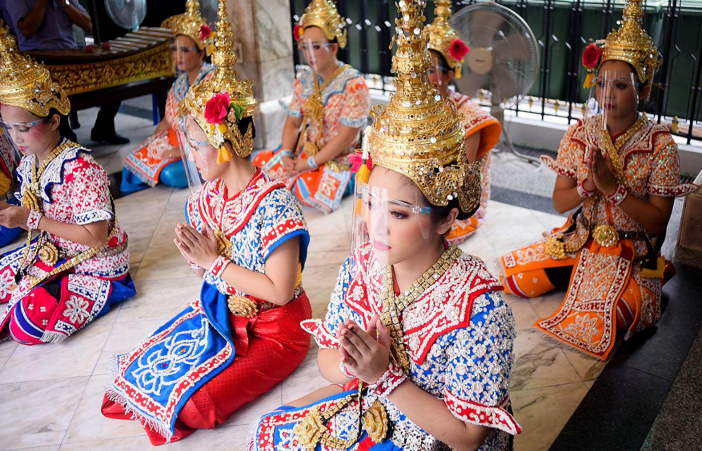 Tradycyjny taniec w świątyni Thao Maha Phrom w Bangkoku. Tancerki w przyłbicach