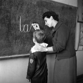 Jak kiedyś, tak i teraz są uczniowie pilni. Warszawa, 1962 r.