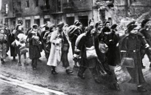 Sanitariuszki wychodzą z Warszawy po kapitulacji powstania, październik 1944 r.