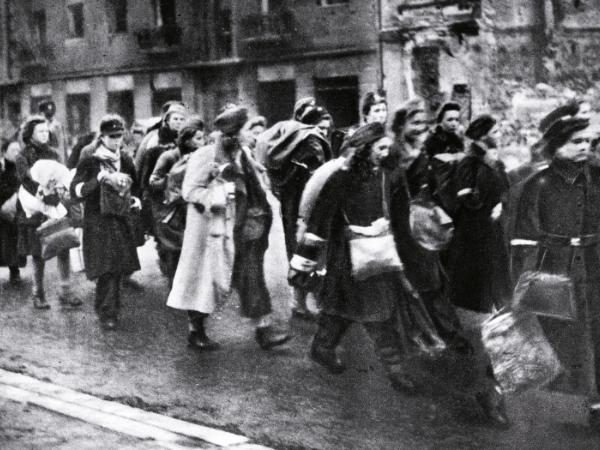 Sanitariuszki wychodzą z Warszawy po kapitulacji powstania, październik 1944 r.