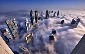 Ten nieziemski widok to słynne dubajskie wieżowce. Przebijające się przez poranną mgłę uchwycił Daniel Cheong.
