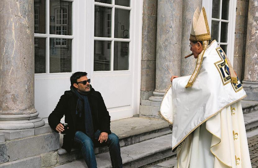 Na planie filmu „Dzięki Bogu”. Reżyser pokazał kardynała Barbarina (François Marthouret) jako hierarchę rozdartego między współczuciem dla ofiar a troską o reputację Kościoła.