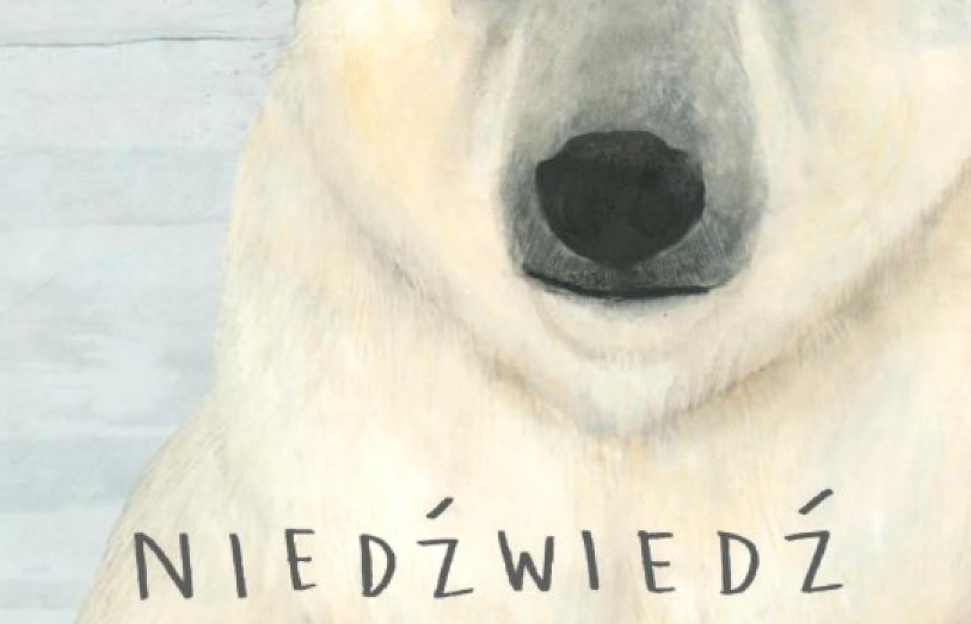 Jenni Desmond, <b>Niedźwiedź polarny</b>, Wydawnictwo Łajka, Sopot 2016. Niedźwiedź polarny to dziś jeden z najbardziej zagrożonych gatunków ssaków. Jenni Desmond postanowiła, że zrobi książkę, która pokaże, jak wyjątkowy jest ten mieszkaniec śnieżnych pustkowi. Mamy tu ciekawy zabieg narracyjny, bowiem głównym bohaterem opowieści jest nie tylko tytułowy niedźwiedź, ale również dziewczynka, która czytając książkę o nim, trafia w sam środek opowieści. Sam koncept książki wydaje się ciekawy i nawet trochę poetycki. Wrażenie to potęgują nastrojowe ilustracje. Desmond bardzo zmysłowo kreśli zimowy krajobraz, podkreślając piękno wody i bezkresnego lodu. Gorzej niestety z tekstem. W zestawieniu z warstwą wizualną jest nazbyt  encyklopedyczny.