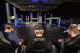 Kto szybciej poprowadzi swojego drona, ten wygrywa. Jeden z wyścigów na Caters Insomnia Festival