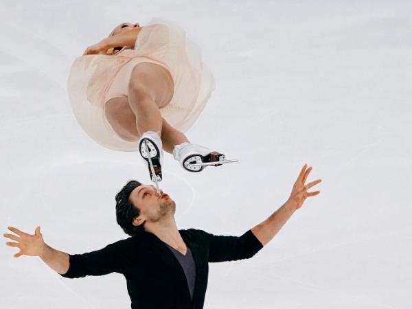 Kirsten Moore-Towers i Michael Marinary, podczas zawodów Rostelecom Cup 2021.