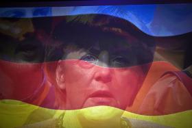 Po 11 latach kanclerzowania respekt, jakim się cieszy Merkel za granicą, nie przekłada się na jej uznanie w kraju.