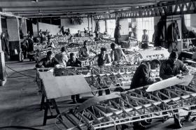 Montaż skrzydeł hurricane'ów w fabryce Hawkera w Kingston pod Londynem, lipiec 1938 r.