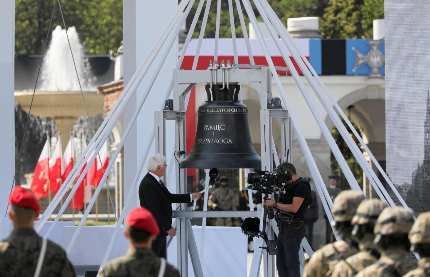 Prezydent Niemiec Frank-Walter Steinmeier uderza w dzwon „Pamięć i Przestroga” w trakcie uroczystości z okazji 80. rocznicy wybuchu II wojny światowej.  1 września 2019 r.