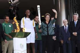 Źródłem niepokojów i awantur są rządy lewicowej Partii Pracujących i trwający od maja proces impeachmentu prezydenty Dilmy Rousseff. Tu podczas ceremonii przekazania ognia olimpijskiego Brazylii.