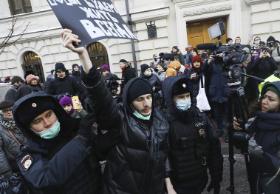 Protest obrońców stowarzyszenia Memoriał przed siedzibą sądu w Moskwie.