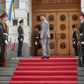 Zełenski ma duże szanse w wyborach, ponieważ już jako prezydent się sprawdził. Na razie w roli filmowej, ale może w przyszłości... Kadr z serialu „Sługa narodu”.