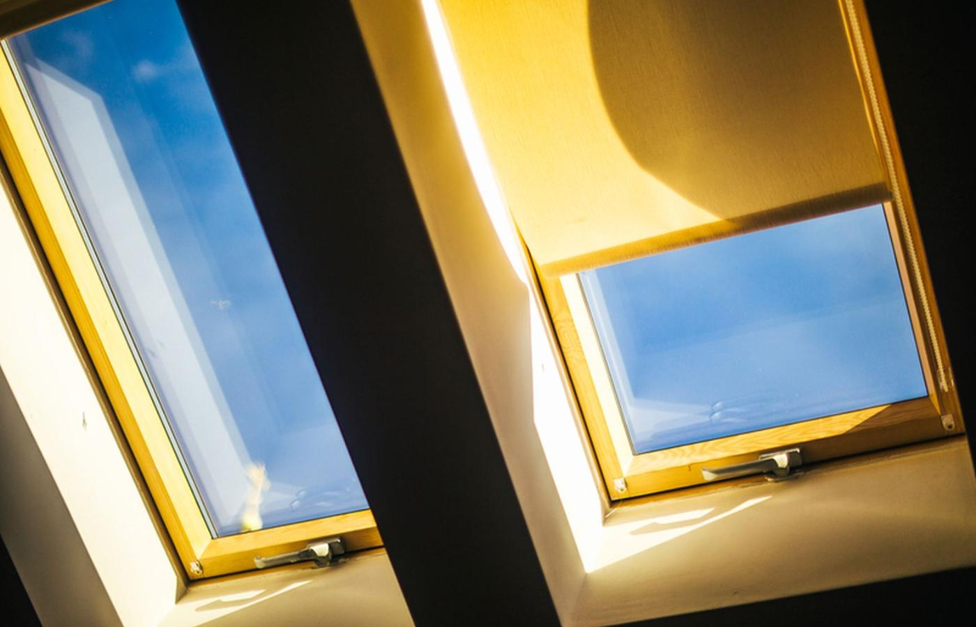 Najlepsze okna dachowe cechuje nie tylko niski współczynnik Uw, ale także możliwość pozyskania darmowej energii ze słońca.