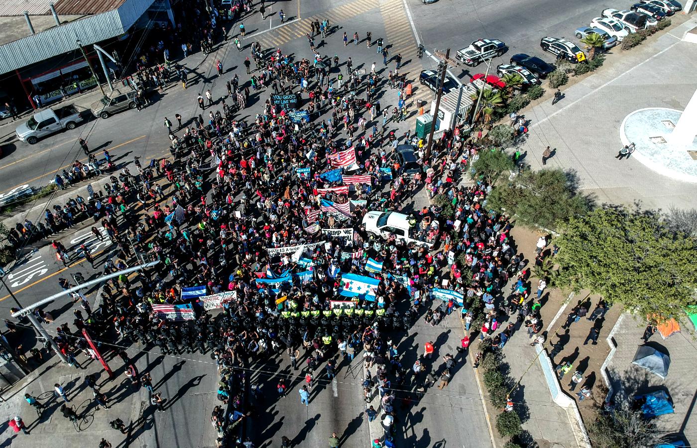 W Tijuanie ponad 5 tys. migrantów zorganizowało demonstrację przeciwko polityce imigracyjnej Stanów Zjednoczonych.