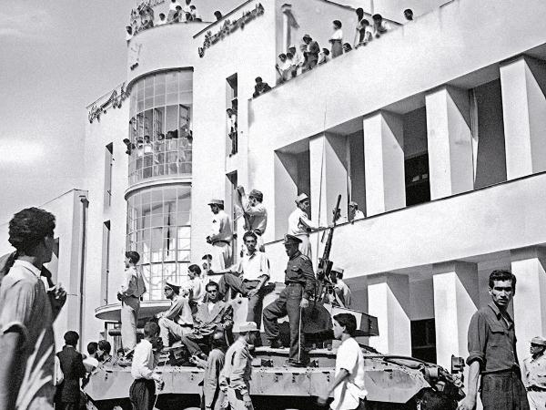 Teheran podczas zamachu stanu, w którym władzę objął Reza Pahlawi, 1953 r.