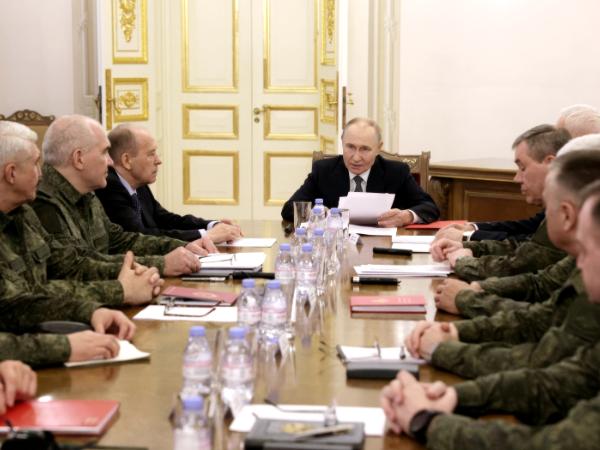 Władimir Putin podczas narady z oficerami, 7 października 2025 r.