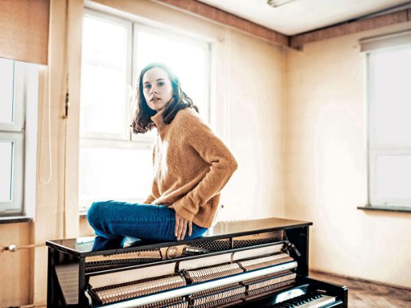 Hania Rani pianistka i wokalistka, dała w kwietniu koncert online w domu rodziców. Na Facebooku obejrzało go 40 tys. osób.