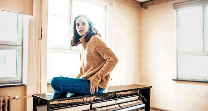 Hania Rani pianistka i wokalistka, dała w kwietniu koncert online w domu rodziców. Na Facebooku obejrzało go 40 tys. osób.