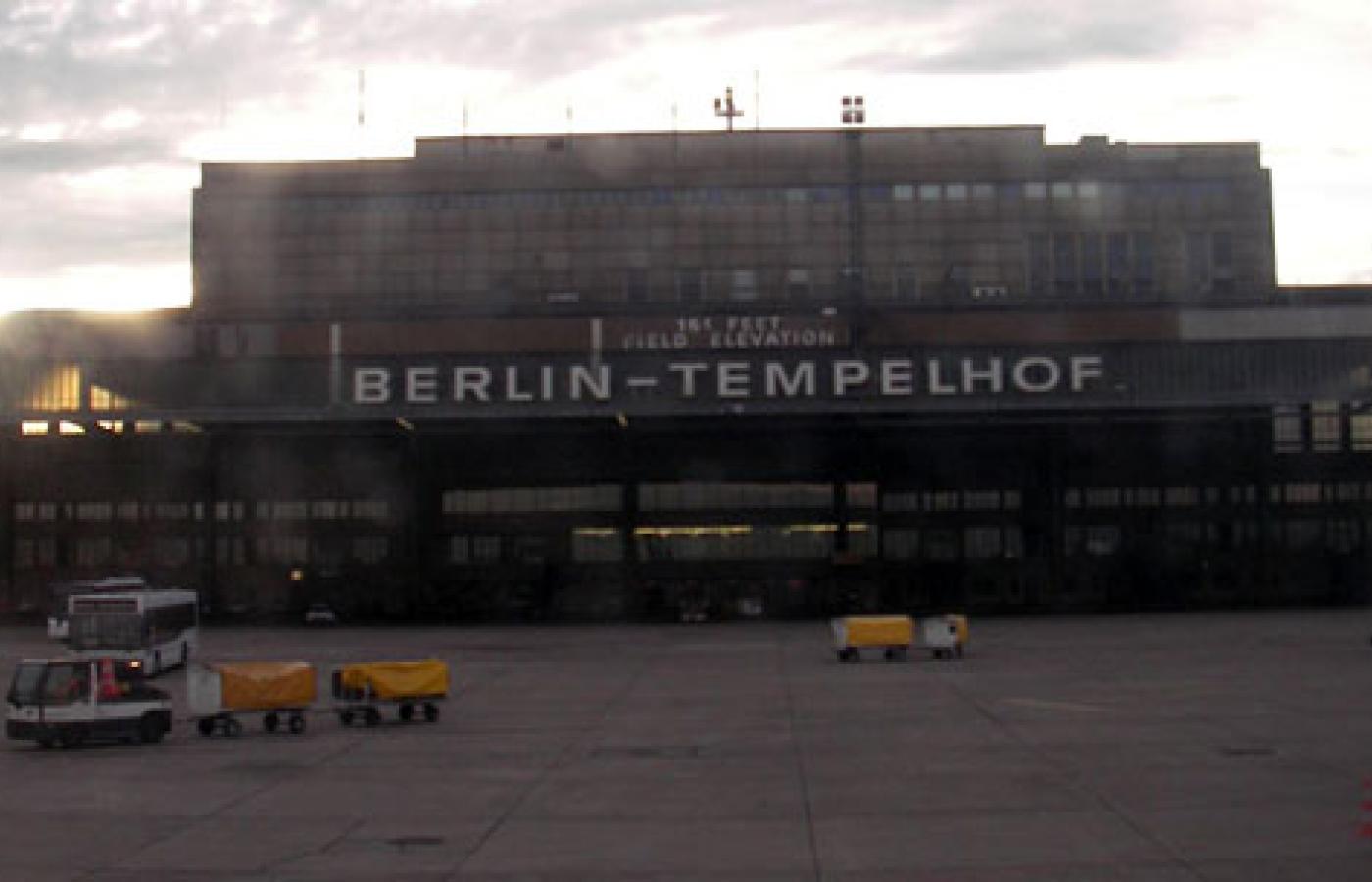 Monumentalny terminal Tempelhof, jeden z największych na świecie, znajduje się w odległości zaledwie 20 minut spacerem od Bramy Brandenburskiej i Reichstagu. Fot. martinroell, Flickr, CC by SA