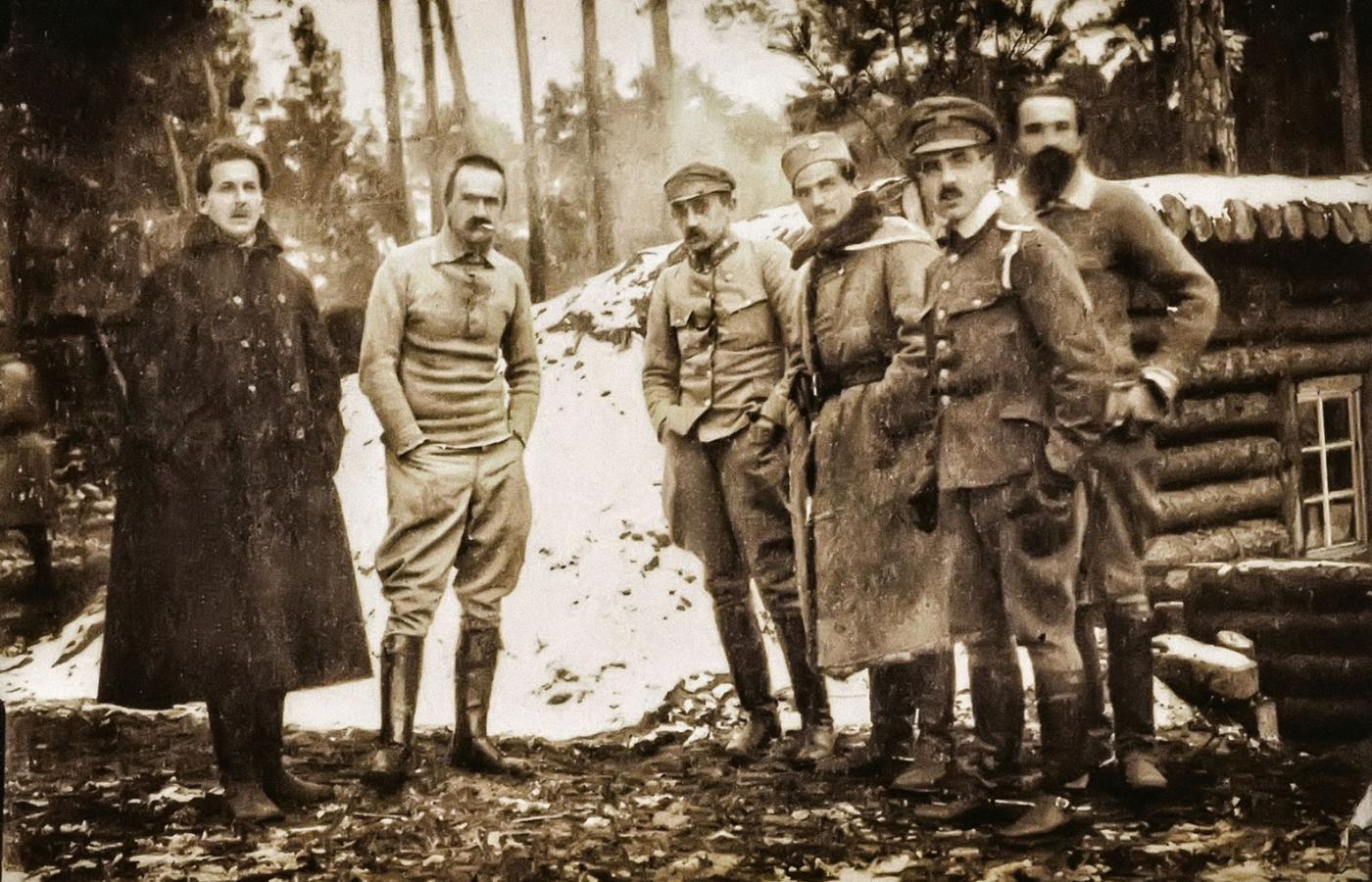 Wacław Kostek-Biernacki (trzeci od lewej) obok marszałka Piłsudskiego, Wołyń 1916 r.