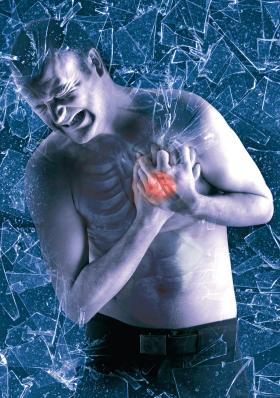 Z silnym bólem w klatce piersiowej nie można czekać i trzeba jak najszybciej wzywać pogotowie.