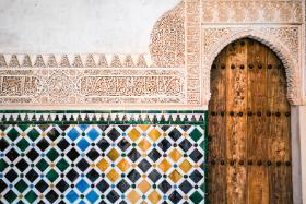 Orientalne zdobienia w Alhambrze.