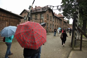 W wieku 16–17 lat brytyjska młodzież wyjeżdża do Polski, gdzie odwiedza m.in. obóz Auschwitz-Birkenau.