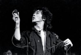 Wiktor Coj podczas koncertu w 1988 r.