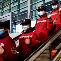 Personel medyczny jedzie do prowincji Hubei, siedliska koronawirusa.