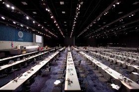 Sala obrad szczytu klimatycznego. Delegaci mają przerwę na lunch.