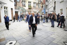 Po kraju krąży też Grzegorz Schetyna. Przeważnie mobilizuje struktury partyjne oraz spotyka się z lokalnymi mediami.