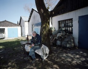 Andrzej zrobił papiery spawacza w Szczecinie, a zaraz potem tamtejsza stocznia upadła. Wrócił więc do Dziwnowa i został rybakiem. Dziś nie wyobraża sobie życia bez pływania. Jest najmłodszym pracownikiem w porcie.