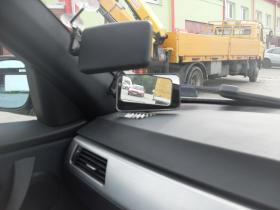 Lusterko peryskopowe montuje się do przedniej szyby, przy lewym słupku, wewnątrz auta. Jedno, skierowane do przodu pokazuje sytuację przed samochodem, drugie, naprzeciwko, pozwala kierowcy obserwować obraz z tego pierwszego.