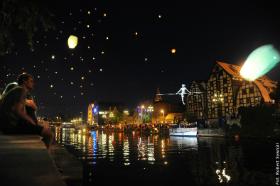 Bydgoska Noc Kupały, czyli jeszcze jedna miejska tradycja. W noc świętojańską mieszkańcy Bydgoszczy wypuszczają do nieba tysiące lampionów.