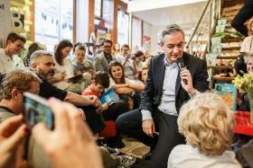 Na spotkania z nim przychodzą tłumy; od swoich wielbicieli słyszy, że powinien coś zrobić, bo przecież „opozycja jest beznadziejna”.