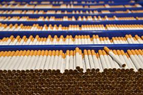 Jednym ze skutków pandemii jest spadek produkcji papierosów – Polacy, siedząc w domach, palą mniej.