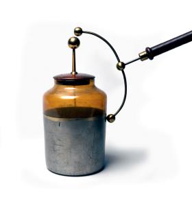 Butelka lejdejska, czyli pierwszy kondensator. Gromadzi ładunki elektryczne.