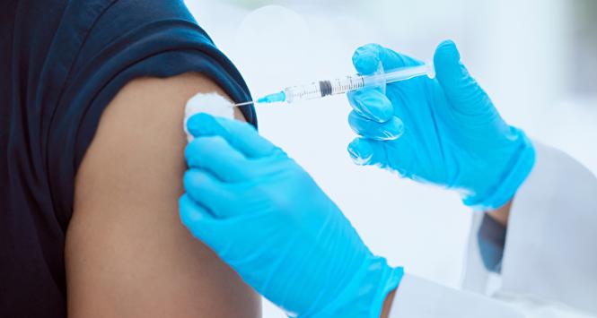 6 grudnia trafi do punktów szczepień nowa szczepionka przeciwko covid-19, uaktualniona wersja preparatu firmy Novavax.