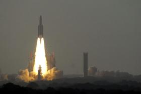 Start potężnej rakiety Ariane 5, z której korzystają wszystkie misje Europejskiej Agencji Kosmicznej.