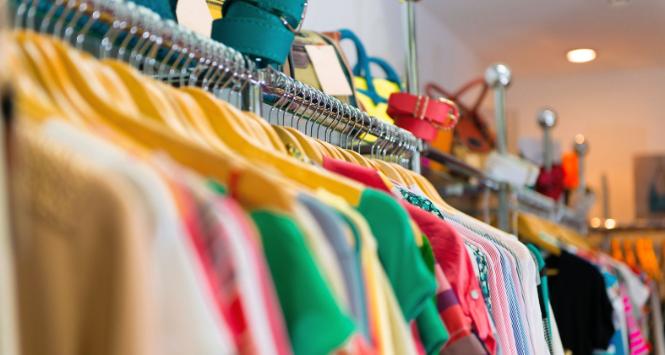 Europejscy potentaci, tacy jak szwedzkie H&M czy niemieckie C&A, ograniczają stopniowo liczbę sklepów stacjonarnych, zamykając najmniej zyskowne placówki.