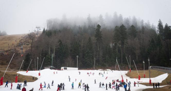 W sezonie zimowym 2024 we francuskim ośrodku narciarskim La Bresse Hohneck liczba odwiedzających spadła o 30-40 proc. z powodu braku śniegu.