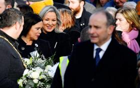 Mary Lou McDonald i Michelle O’Neill na uroczystości rocznicowej „Krwawej niedzieli” w Londonderry, 30 stycznia 2022 r.