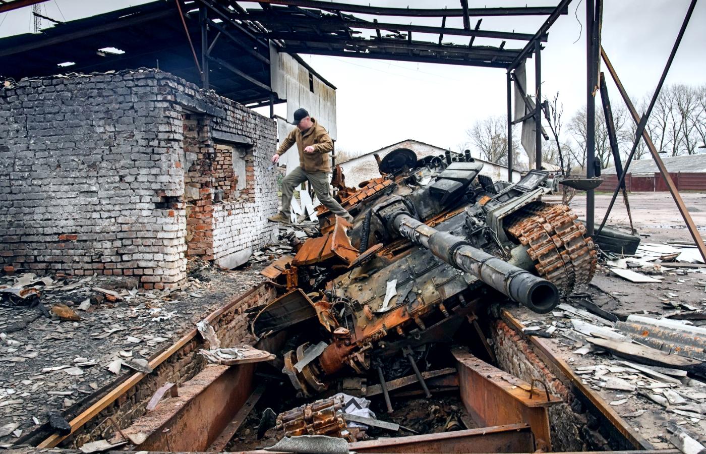 Zniszczony rosyjski czołg niedaleko Czernichowa